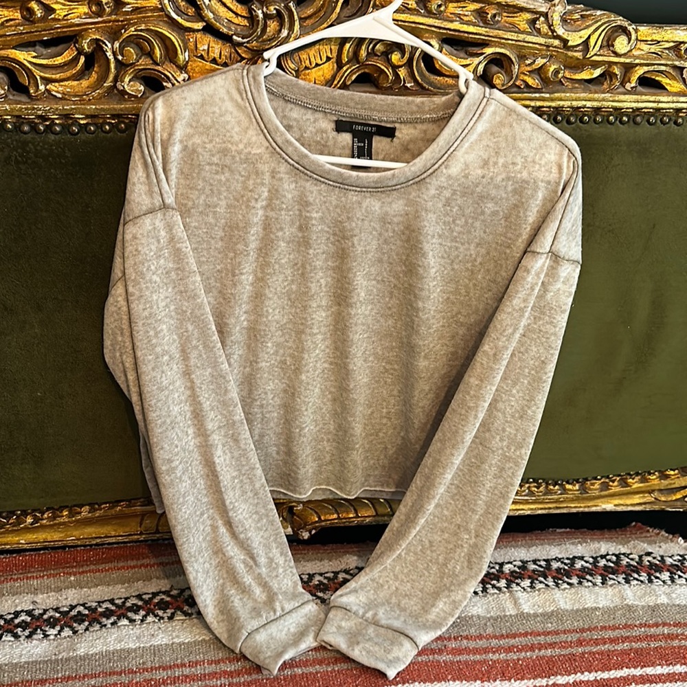 Forever 21- rough hem sweatshirt. EUC! No piling! No stains! Super soft!!